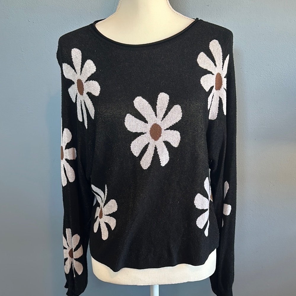 Ekouver Floral Black Sweater